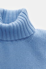 Della Ciana Rollkragenpullover hellblau aus Wolle und Cashmere, weicher Griff, mittelgrobes Strickbild, Slim Fit, Rollkragen, Rippbündchen, Detailaufnahme von oben.