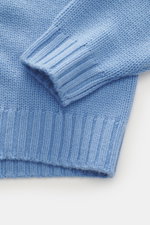 Nahaufnahme des Della Ciana Rollkragenpullovers hellblau von oben, zeigt weichen Griff, mittelgrobes Strickbild, Slim Fit, Rollkragen und komfortable Rippbündchen, Mix aus Wolle und Cashmere.