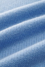 Nahaufnahme des mittelgroben Strickbilds vom Della Ciana Rollkragenpullover hellblau, Mix aus Wolle und Cashmere, weicher Griff, Slim Fit, Rollkragen, komfortable Rippbündchen.