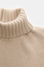 Della Ciana Rollkragenpullover beige in Nahaufnahme von oben, Slim Fit mit Rollkragen, weicher Griff, Rippbündchen, mittelgrobes Strickbild, Wolle-Cashmere-Mix.