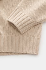 Nahaufnahme des Della Ciana Rollkragenpullovers beige aus Wolle und Cashmere, weicher Griff, mittelgrobes Strickbild, Slim Fit, Rollkragen, komfortable Rippbündchen, Vorderseite liegend fotografiert.