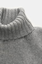 Nahaufnahme aus schräger Perspektive des Della Ciana Rollkragenpullovers grau meliert mit Rollkragen, Slim Fit, weichem Griff, mittelgrobem Strickbild, Rippbündchen, Woll-Cashmere-Mix.