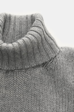 Nahaufnahme aus schräger Perspektive des Della Ciana Rollkragenpullovers grau meliert mit Rollkragen, Slim Fit, weichem Griff, mittelgrobem Strickbild, Rippbündchen, Woll-Cashmere-Mix.