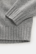 Della Ciana Rollkragenpullover grau meliert aus Wolle und Cashmere, weicher Griff, mittelgrobes Strickbild, Slim Fit, Rollkragen, Rippbündchen, Nahaufnahme von oben.