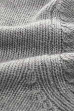 Nahaufnahme des Della Ciana Rollkragenpullovers grau meliert, fotografiert aus frontalem Winkel, mitteldickes Strickbild, weicher Griff, Mix aus Wolle und Cashmere, Slim Fit, Rollkragen, komfortable Rippbündchen.