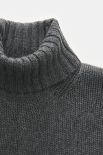Nahaufnahme des Della Ciana Rollkragenpullovers dunkelgrau meliert von oben, Mix aus Wolle und Cashmere, weicher Griff, mittelgrobes Strickbild, Slim Fit, Rollkragen, komfortable Rippbündchen.