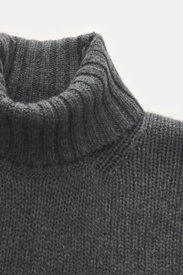 Nahaufnahme des Della Ciana Rollkragenpullovers dunkelgrau meliert von oben, Mix aus Wolle und Cashmere, weicher Griff, mittelgrobes Strickbild, Slim Fit, Rollkragen, komfortable Rippbündchen.