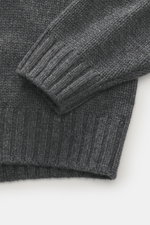 Della Ciana Rollkragenpullover dunkelgrau meliert, Nahaufnahme von Ärmel und Bund, Mix aus Wolle und Cashmere, weicher Griff, mittelgrobes Strickbild, Slim Fit, Rollkragen, komfortable Rippbündchen.
