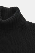 Nahaufnahme aus leicht erhöhter Perspektive des Della Ciana Rollkragenpullover schwarz mit Slim Fit, mittelgrobem Strickbild, weichem Griff, Mix aus Wolle und Cashmere, Rollkragen und komfortablen Rippbündchen.