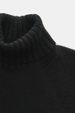 Nahaufnahme aus leicht erhöhter Perspektive des Della Ciana Rollkragenpullover schwarz mit Slim Fit, mittelgrobem Strickbild, weichem Griff, Mix aus Wolle und Cashmere, Rollkragen und komfortablen Rippbündchen.