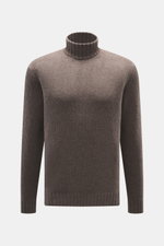 Frontale Nahaufnahme des Della Ciana Rollkragenpullover graubraun meliert mit Slim Fit, mittelgrobem Strickbild, weichem Griff, Rollkragen und komfortablen Rippbündchen, Mix aus Wolle und Cashmere.