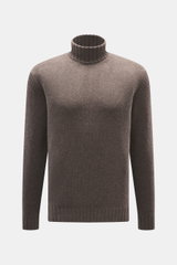 Frontale Nahaufnahme des Della Ciana Rollkragenpullover graubraun meliert mit Slim Fit, mittelgrobem Strickbild, weichem Griff, Rollkragen und komfortablen Rippbündchen, Mix aus Wolle und Cashmere.