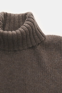 Nahaufnahme aus Frontperspektive des Della Ciana Rollkragenpullovers graubraun meliert mit Rollkragen, mittelgrobem Strickbild, Slim Fit, weichem Griff, Mix aus Wolle und Cashmere und komfortablen Rippbündchen.