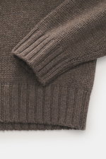 Nahaufnahme des Della Ciana Rollkragenpullovers graubraun meliert, perspektivisch auf Ärmel und Rippbündchen mit weichem Griff, Slim Fit, mittelgrobes Strickbild aus Wolle und Cashmere, komfortable Rippbündchen sichtbar.