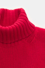 Nahaufnahme des Della Ciana Rollkragenpullovers rot, fotografiert von oben, mit mittelgroßem Strickbild, weichem Griff, Slim Fit, Rollkragen und komfortablen Rippbündchen, Mix aus Wolle und Cashmere.