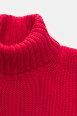 Nahaufnahme des Della Ciana Rollkragenpullovers rot, fotografiert von oben, mit mittelgroßem Strickbild, weichem Griff, Slim Fit, Rollkragen und komfortablen Rippbündchen, Mix aus Wolle und Cashmere.