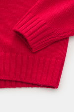 Nahaufnahme des Della Ciana Rollkragenpullovers rot von oben, zeigt weichen Griff, mittelgrobes Strickbild, Slim Fit, Rollkragen und komfortable Rippbündchen aus Wolle und Cashmere.