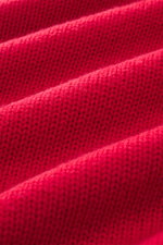 Nahaufnahme des Della Ciana Rollkragenpullover rot, von schräg vorne fotografiert, mittleres Strickbild, weicher Griff, Mix aus Wolle und Cashmere, Slim Fit, Rollkragen, komfortable Rippbündchen.