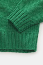 Nahaufnahme des Della Ciana Rollkragenpullovers grün, Detailansicht von Ärmel und Saum, mittleres Strickbild, Slim Fit, weicher Griff, Mix aus Wolle und Cashmere, komfortable Rippbündchen.