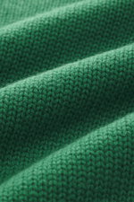 Nahaufnahme des mittelgroben Strickbilds vom Della Ciana Rollkragenpullover grün, Mix aus Wolle und Cashmere, weicher Griff, Slim Fit, Rollkragen, komfortable Rippbündchen. Fotografiert aus der Detailperspektive.
