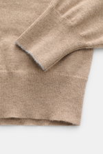 Brunello Cucinelli Cashmere Rollkragenpullover beige meliert, Detailaufnahme von Ärmel und Bund, reiner Cashmere, feines Strickbild, Regular Fit, Rollkragen, Rippbündchen mit Kontrastkante.