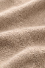 Brunello Cucinelli Cashmere Rollkragenpullover beige meliert in Nahaufnahme, feines Strickbild, reiner Cashmere, Regular Fit, anliegender Rollkragen, Rippbündchen, Kontrastkante.