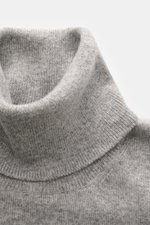 Nahaufnahme des anliegenden Rollkragens vom Brunello Cucinelli Cashmere Rollkragenpullover grau meliert aus reinem Cashmere mit feinem Strickbild, komfortablen Rippbündchen und Kontrastkante, fotografiert von oben.