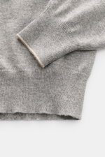 Brunello Cucinelli Cashmere Rollkragenpullover grau meliert, Nahaufnahme der Ärmel und Bund, feines Strickbild, Rippbündchen, Kontrastkante, reiner Cashmere.