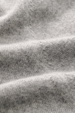 Brunello Cucinelli Cashmere Rollkragenpullover grau meliert, Detailaufnahme von feinem Strick, Rippbündchen und Kontrastkante, reiner Cashmere.