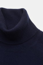 Brunello Cucinelli Cashmere Rollkragenpullover navy, Detailaufnahme von oben, reiner Cashmere, feines Strickbild, Regular Fit, Rollkragen, Rippbündchen, Kontrastkante
