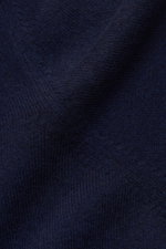 Brunello Cucinelli Cashmere Rollkragenpullover navy in Nahaufnahme, feines Strickbild, reiner Cashmere, Regular Fit, Rollkragen, Rippbündchen, Kontrastkante.