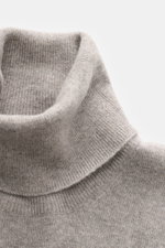 Brunello Cucinelli Cashmere Rollkragenpullover taupe meliert, Detailfoto von oben, reiner Cashmere, feines Strickbild, Regular Fit, anliegender Rollkragen, Rippbündchen, Kontrastkante.