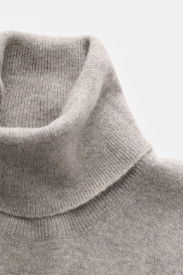 Brunello Cucinelli Cashmere Rollkragenpullover taupe meliert, Detailfoto von oben, reiner Cashmere, feines Strickbild, Regular Fit, anliegender Rollkragen, Rippbündchen, Kontrastkante.