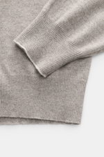 Brunello Cucinelli Cashmere Rollkragenpullover taupe meliert, Detailaufnahme von Ärmel und Saum, reiner Cashmere, feines Strickbild, Regular Fit, Rippbündchen, Kontrastkante