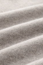 Brunello Cucinelli Cashmere Rollkragenpullover taupe meliert, Detailaufnahme der feinen Strickstruktur aus reinem Cashmere in Nahaufnahme.