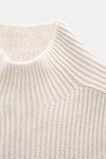 Brunello Cucinelli Cashmere Mockneck-Pullover sand in Nahaufnahme von oben, Patentstrick, Slim Fit, weicher Griff, flexible Rippbündchen.