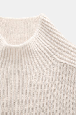 Brunello Cucinelli Cashmere Mockneck-Pullover sand in Nahaufnahme von oben, Patentstrick, Slim Fit, weicher Griff, flexible Rippbündchen.