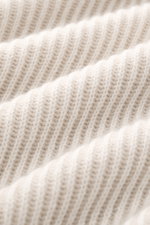 Nahaufnahme des fein gestrickten sandfarbenen Brunello Cucinelli Cashmere Mockneck-Pullovers mit Patentstrick, mittelfeiner Struktur und weichem Griff.