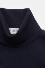 Brunello Cucinelli Feinstrick-Rollkragenpullover navy, Nahaufnahme von oben, aus Schurwolle und Cashmere mit feinem Strick, Rippkragen und Bündchen.