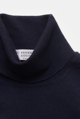 Brunello Cucinelli Feinstrick-Rollkragenpullover navy, Nahaufnahme von oben, aus Schurwolle und Cashmere mit feinem Strick, Rippkragen und Bündchen.