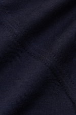 Nahaufnahme des feinen Strickbilds des Brunello Cucinelli Feinstrick-Rollkragenpullovers navy aus Schurwolle und Cashmere, Detailfoto.
