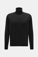 Ami Paris Merino Turtle Neck Sweater Black shown from the front, made of pure merino wool with a narrow turtle neck, ribbed cuffs, fine knit, regular fit, and red logo stitching on the chest. Timeless basic for office and leisure.