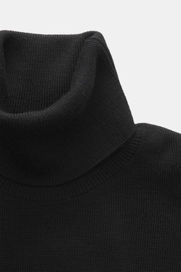 Ami Paris Merino Turtle Neck Sweater Black shown from a close-up frontal perspective, featuring a narrow turtle neck, fine knit pattern, ribbed cuffs, and logo stitching, made of pure merino wool with a soft touch, regular fit, perfect for office and leis