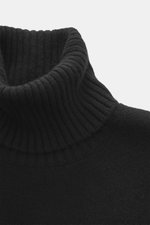 Ami Paris Cashmere Rollkragenpullover schwarz, Nahaufnahme von oben, mit anliegendem Rollkragen, weichem Griff, mittelfeinem Strickbild, Regular Fit, Logo-Stitching am Saum, Rippbündchen, Cashmere mit Wollanteil.