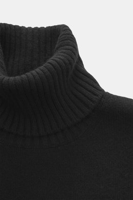 Ami Paris Cashmere Rollkragenpullover schwarz, Nahaufnahme von oben, mit anliegendem Rollkragen, weichem Griff, mittelfeinem Strickbild, Regular Fit, Logo-Stitching am Saum, Rippbündchen, Cashmere mit Wollanteil.