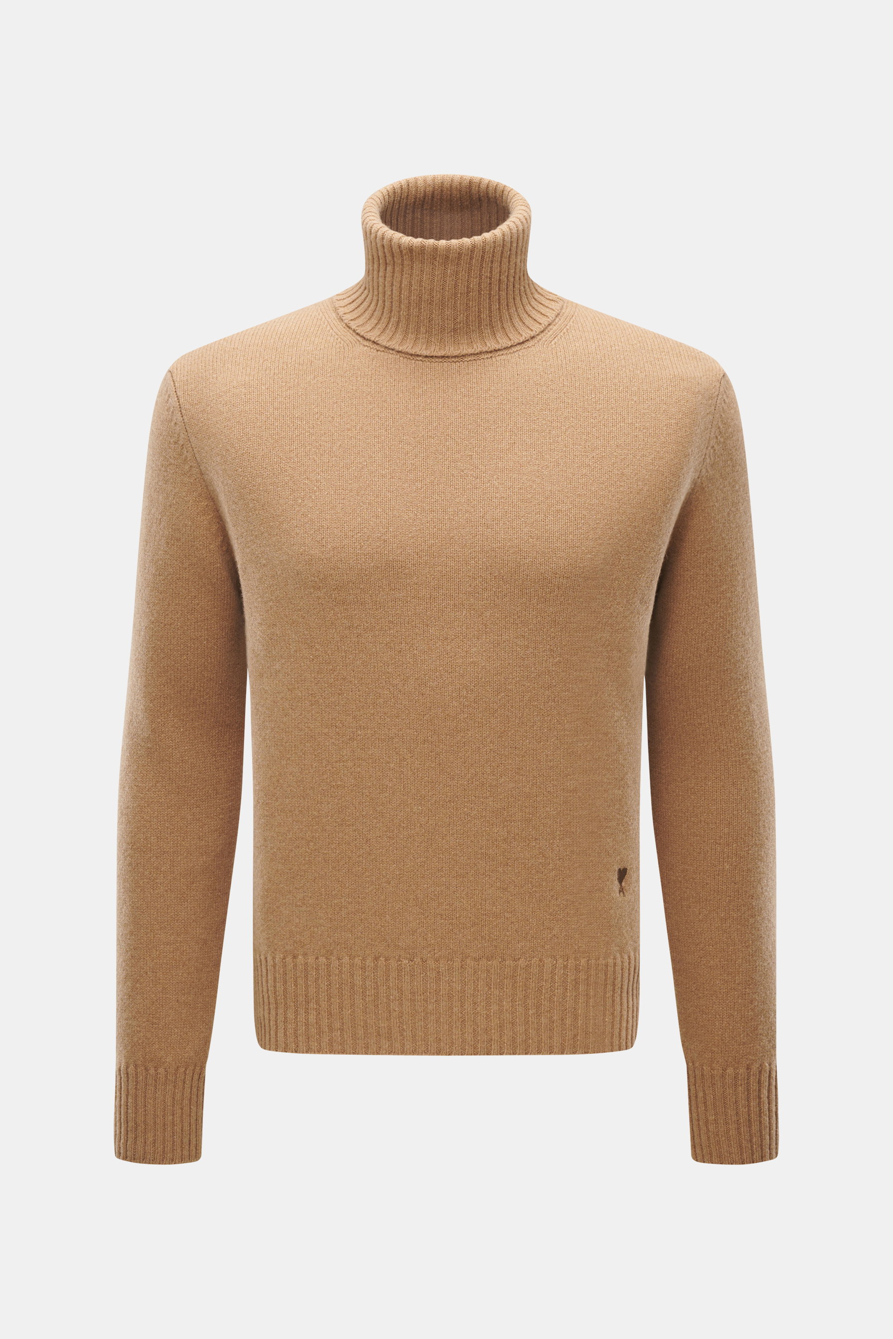 Ami Paris Cashmere Rollkragenpullover hellbraun, frontale Nahaufnahme, Cashmere mit Wollanteil, weicher Griff, mittelfeines Strickbild, Regular Fit, anliegender Rollkragen, Logo-Stitching am Saum, komfortable Rippbündchen.