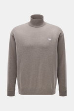Maison Kitsuné Turtleneck Sweater 'Profile Fox' taupe melange shown front view, lightweight wool with high collar and fox stitch.  
<p>Cool essential by MAISON KITSUNÉ: With the typical fox stitching on the chest, this lightweight turtleneck sweater made 