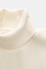 Close-up front view of C.P. Company Turtleneck sweater cream, knit from virgin wool and microfiber, soft feel, medium-fine knit, rib stitch, slim fit, close-fitting turtleneck, zippered upper arm pocket, lens detail, flexible rib cuffs.