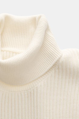 Close-up front view of C.P. Company Turtleneck sweater cream, knit from virgin wool and microfiber, soft feel, medium-fine knit, rib stitch, slim fit, close-fitting turtleneck, zippered upper arm pocket, lens detail, flexible rib cuffs.