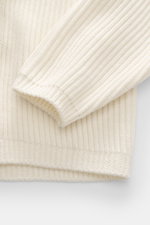 Close-up front view of the C.P. Company Turtleneck sweater cream, knit from virgin wool and microfiber, soft feel, medium-fine knit pattern, distinctive rib stitch, slim fit, close-fitting turtleneck, zippered upper arm pocket, label-typical lens detail, 